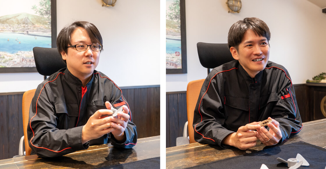 八十島プロシード 本部テクノロジーセンター エンジニアの波部光志氏（左）と鈴木二仁氏（右）