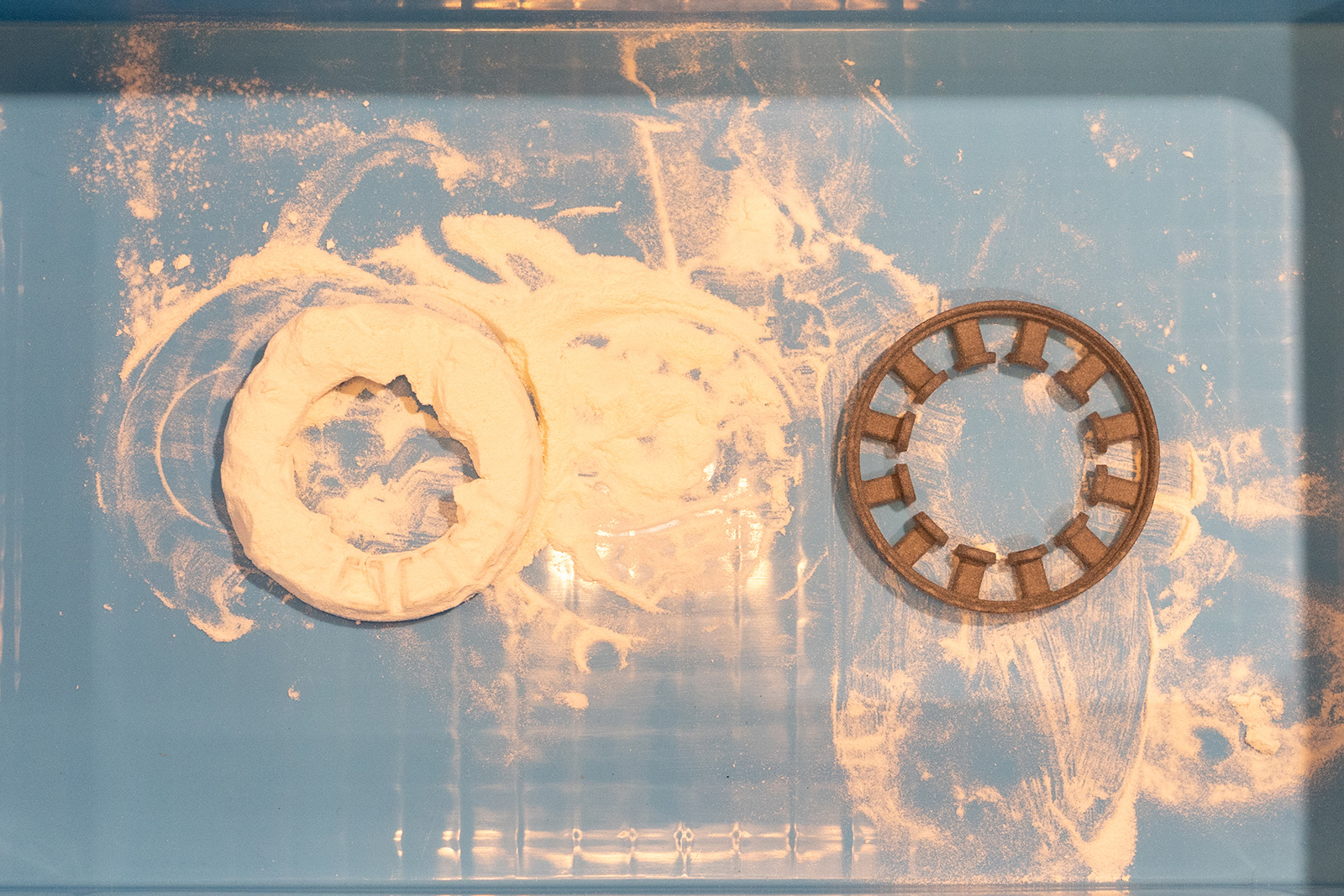 粉末焼結積層造形方式3Dプリンターで造形したパーツ（左）と、Fuse Blastで後処理したもの（右）。自動で処理するため、作業の習熟度による品質のばらつきが無い